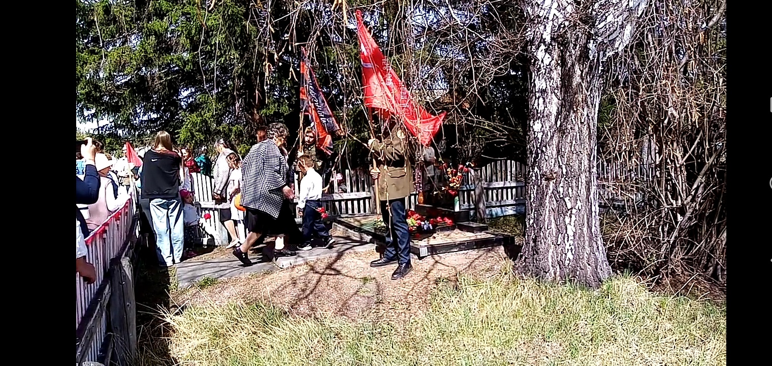Возложение цветов к памятнику.